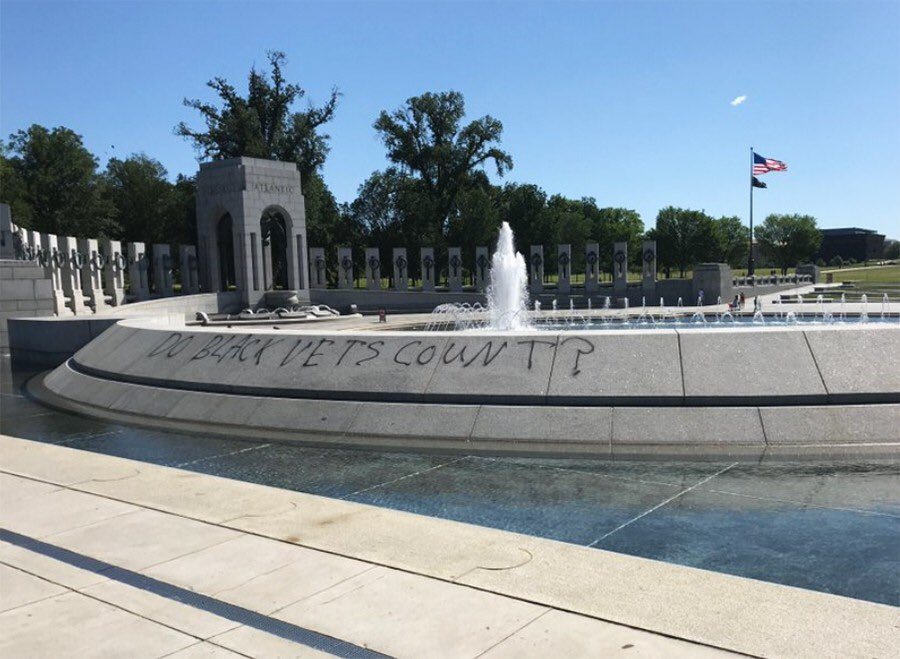 WWII War Memorial, dedicated to Americans who served in the armed forces and as civilians during World War II. World War II Memorial Act was signed into law by President Bill Clinton in 1993. Opened to the public on April 29, 2004.