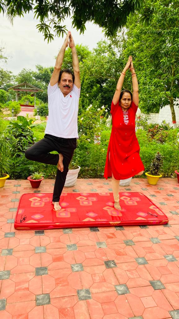 DRMKhurdaRoad's tweet photo. @RailMinIndia @eastcoastrail 
#Yoga is to build strength, awareness and harmony in both the mind and body,” 
#Internationalyogaday2020  #IdoYogaatHome #YogaDay2020 #YogaWithFamily #YogaAtHome 
@drmwat_ecor  @drmsambalpur https://t.co/DZyJF9tYYw