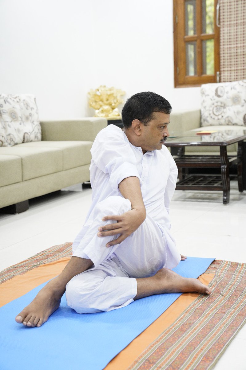 AamAadmiParty's tweet photo. #InternationalYogaDay के अवसर पर दिल्ली के माननीय मुख्यमंत्री श्री @ArvindKejriwal जी ने अपने आवास पर किया योगाभ्यास।

इस योग दिवस हम आप सबके स्वस्थ्य जीवन की मंगलकामना करते हैं। https://t.co/rXaImgaTxn