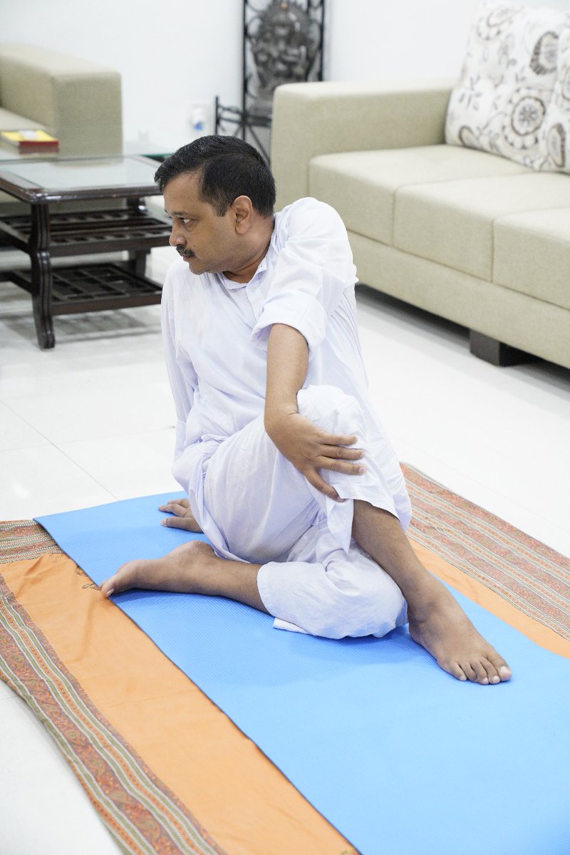 AamAadmiParty's tweet photo. #InternationalYogaDay के अवसर पर दिल्ली के माननीय मुख्यमंत्री श्री @ArvindKejriwal जी ने अपने आवास पर किया योगाभ्यास।

इस योग दिवस हम आप सबके स्वस्थ्य जीवन की मंगलकामना करते हैं। https://t.co/rXaImgaTxn