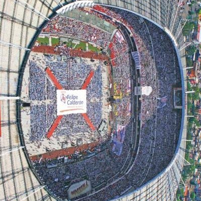LOSstrategas's tweet image. En varios países los cierres de campaña se realizan en grandes espacios públicos, en 2006 el Estadio Azteca fue el escenario usado por @FelipeCalderon para concluir su campaña presidencial. #Campaing #politicalcampaign #México