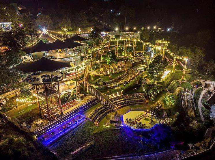 13. D'DieulandWisata alam buatan yg memadukan rekreasi menyenangkan untuk keluarga. Disini kalian bisa melihat indahnya pemandangan alam, sedangkan dimalam hari dapat melihat lampu kota seperti bintang dimalam hari. Letaknya di desa pagerwangi, Lembang, Bandung. 09.00-21.30 WIB