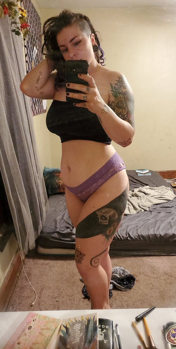 LucidNaden's tweet photo. #alternativegirl #girlswithtattoos #girlswithdreadlocks #bodypositivity #mombody https://t.co/xS0ELcakxD
