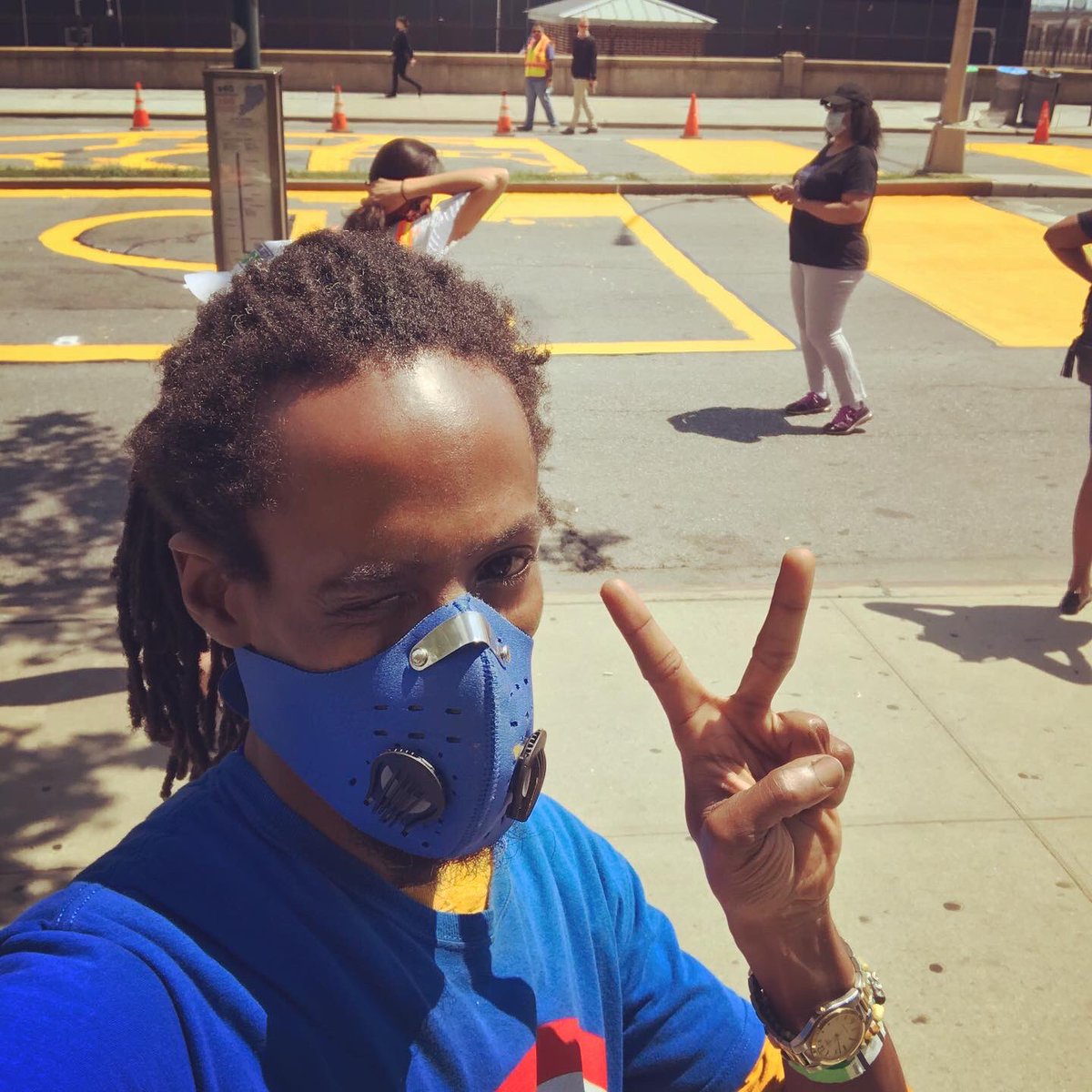SonofLoveDeity's tweet photo. BLACK LIVES MATTER STATEN ISLAND! #blmstatenisland #thepeoplesartist #eltonleonard #StatenIsland #DeBlasio #debirose https://t.co/PbEy2lhoZo