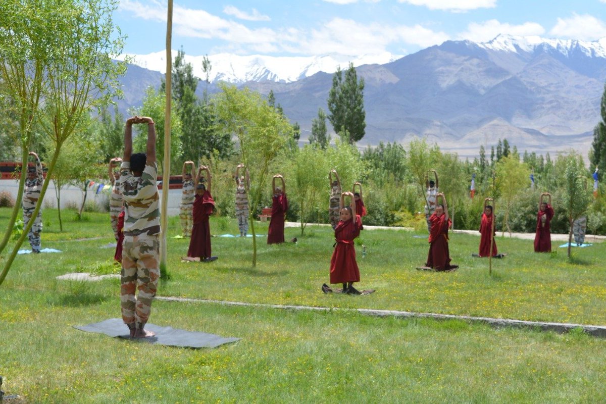 ANI's tweet photo. Ladakh: ITBP (Indo-Tibetan Border Police) personnel and Buddhist monks practice yoga at Thiksay monastery in Leh on #InternationalYogaDay today. https://t.co/CkJf71WokJ
