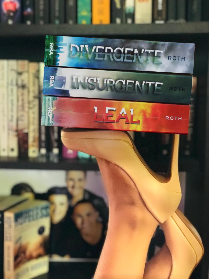 SevenMoonsRD's tweet image. Intentando el #Bookstackchallenge gracias a nuestra querida @BastVilard 🤩🙌 #books #reader