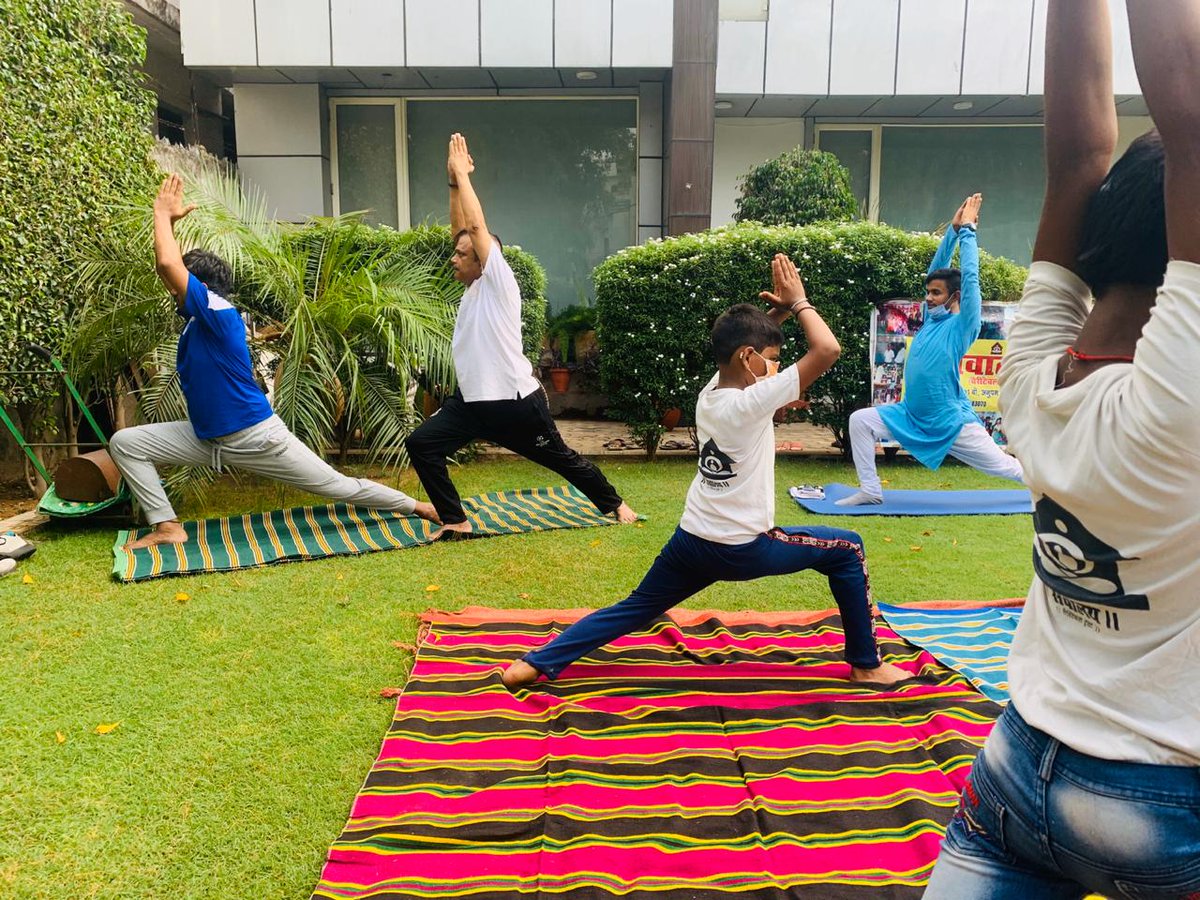 योग का अर्थ ही है- ‘समत्वम् योग उच्यते’
योग हमें शारीरिक, मानसिक व आध्यात्मिक रूप से संतुलित विकास करने में मदद करता हैं।  
सभी देशवासियों को छठे #अंतरराष्ट्रीय_योग_दिवस की हार्दिक बधाई व शुभकामनाएं।
#MyLifeMyYoga 
#InternationalYogaDay