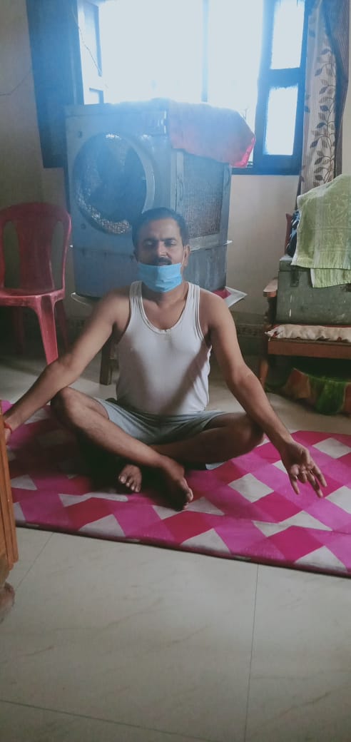 LOKESHPRATAPYA1's tweet image. Balrampur, U.P.
Doing yoga at Home by VLE Rajesh Kumar Gupta.
CSC Celebrate International Yoga Day 2020.

#CSCPeYoga
#IDoYogaAtHome
@CSCegov_
 @CSCUttarPradesh 
@Promo131292 
@divyadarshan08
