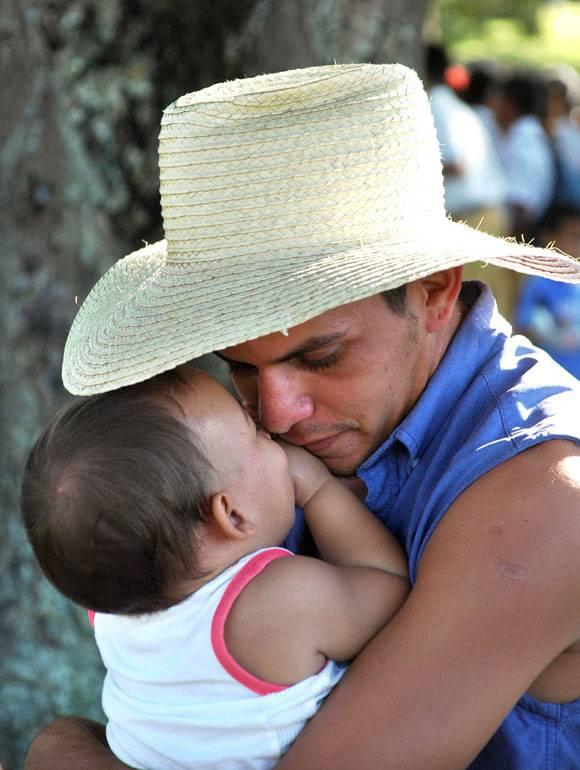 #DiaDelPapá Padre, ese héroe personal que llevamos dentro radiosurco.icrt.cu/padre-ese-hero… <a href="/RicardoBentezFu/">Ricardo Benítez Fume</a> @caridadPicartT <a href="/Gg_2014Sandra/">Sandra Gutiérrez G.</a> <a href="/joaquinsglez/">Joaquín</a> <a href="/mariasilviago14/">maria silvia gonzalez</a> <a href="/MaiteVegaP/">Maite Vega P</a> <a href="/oneliocc/">Onelio Castillo Corderí</a> <a href="/IvanezOsvaldo/">Osvaldo Ivañez Gonzalez</a> <a href="/adialim7/">Adialim López Morales</a> <a href="/radio_cubana/">Radio Cubana</a> <a href="/mtycubanita1/">m@tycubanita</a> @chamberohoy 
<a href="/SiempreYunior/">SiempreYunior</a> @nijutohe