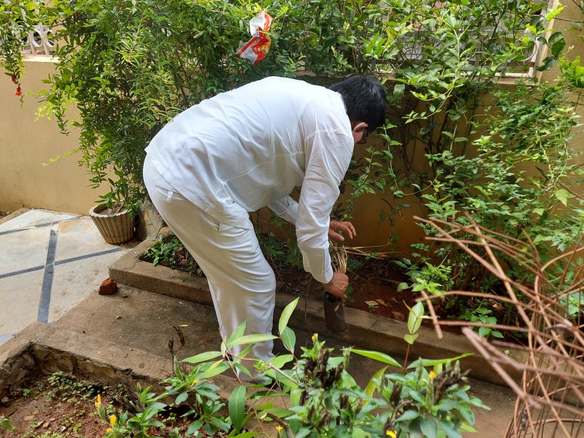 MarriYadava's tweet photo. Today (21-06-20)Continued the cleanliness drive at my residence,as per the call of Hon’ble Minister Sri KTR Garu to eradicate the spread of seasonal diseases.@KTRTRS @RaoKavitha @trspartyonline @trsharish @dasyamofficial #sunday #10minsat10am #keepcleanstayhealthy https://t.co/8xBUvEZWkT