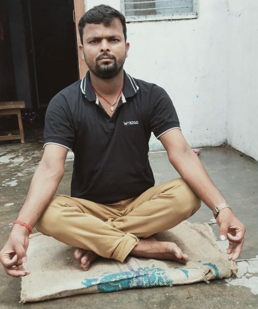 LOKESHPRATAPYA1's tweet image. Balrampur, U.P.
Doing yoga at Home by VLE Govind Lal .
CSC Celebrate International Yoga Day 2020.

#CSCPeYoga
#IDoYogaAtHome
@CSCegov_
 @CSCUttarPradesh 
@Promo131292 
@divyadarshan08