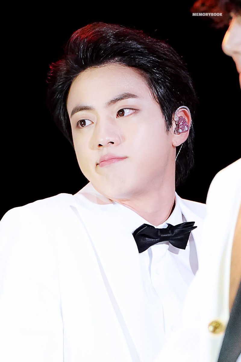 Jinnielogist's tweet photo. WTF JIN IS SO CUTE HERE https://t.co/Tj18NiNUaN
