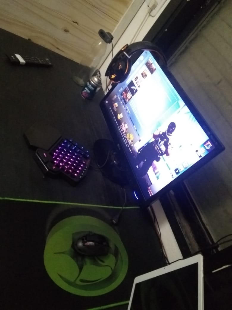 Perezfran348's tweet photo. @lokonazo1 #setuploko 
-Pc que m corre minecraft a 720fps en ventana apretando f1 y haciendo zoom al cielo
-Mouse: Logitech g 305 sin la tapa para bajarle 5 gramos
-Teclado: Redragon Diti k585
-webcam/microfono: Logitech C270
-tablet para leer el chat de la salada
-Monitor 1080p https://t.co/FVyx6zFC1d