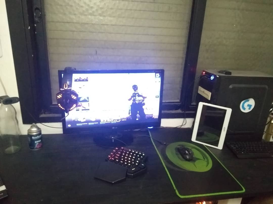 Perezfran348's tweet photo. @lokonazo1 #setuploko 
-Pc que m corre minecraft a 720fps en ventana apretando f1 y haciendo zoom al cielo
-Mouse: Logitech g 305 sin la tapa para bajarle 5 gramos
-Teclado: Redragon Diti k585
-webcam/microfono: Logitech C270
-tablet para leer el chat de la salada
-Monitor 1080p https://t.co/FVyx6zFC1d