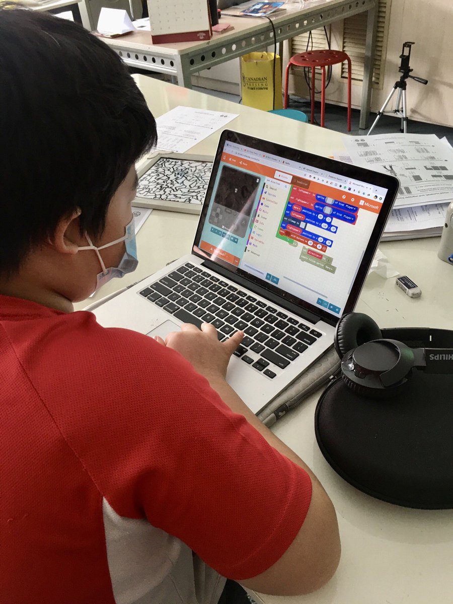 So happy that I got to end the year with some of the wonderful #myCisb students. Thanks to <a href="/MSMakeCode/">Microsoft MakeCode</a> and <a href="/stulowe80/">Stu Lowe</a> we had a blast learning how to make a game! The students were so into it! #coding #games