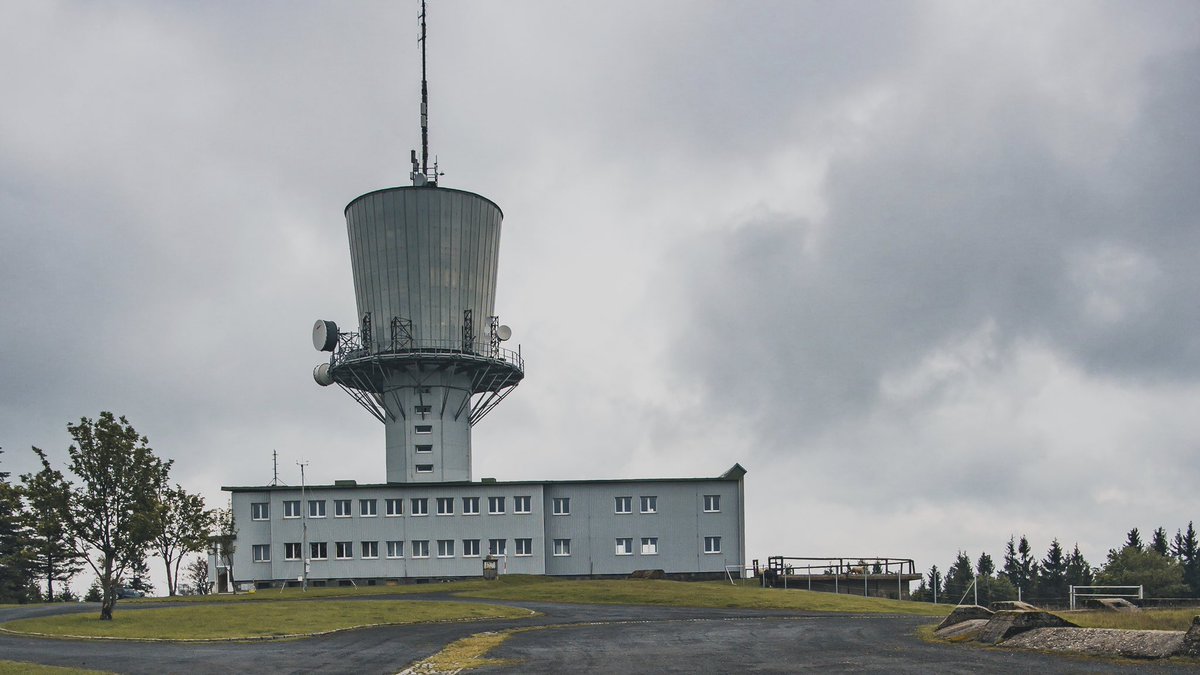 fernwehyvi's tweet photo. Mitten in toller Natur überschritten wir gestern mehrfach die deutsch-tschechische Grenze, meisterten steile Anstiege, waren am Mittelpunkt Europas und besuchten eine ehemalige Radarstation.
Ein sehr beeindruckender Tag!
#tillenberg #neualbenreuth #oberpfaelzerwald https://t.co/lXH3gzGkAe