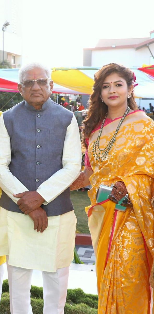 MLAShwetaMahale's tweet photo. बाबांचा मला कळलेला अर्थ....
बाबा म्हणजे अपरिमित कष्ट करणारा शरीर..     
अपरिमित काळजी करणार मन.....
स्वतःच्या इच्छा,आकांक्षा बाजूला ठेवून मुलांसाठी झटणार अंतकरण.....Happy Father’s Day Ankushrao Patil
#AnkushraoPatil  #ShwetaMahalePatil #FathersDay #FathersDayQuotes https://t.co/Sok0jeCnEi
