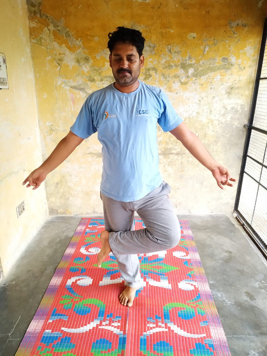 LOKESHPRATAPYA1's tweet image. Balrampur, U.P.
Our colleague Amit Kumar Singh doing yoga at his home.
CSC Celebrate International Yoga Day 2020.

#CSCPeYoga
#IDoYogaAtHome
@CSCegov_
 @CSCUttarPradesh 
@Promo131292 
@divyadarshan08
