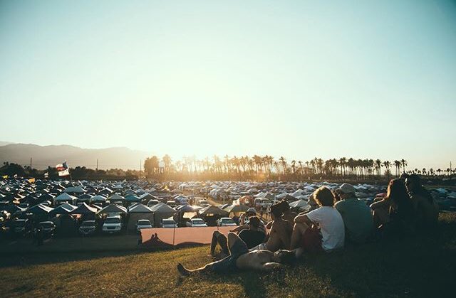 Indio, CA.
Junio 25
#RolbandchellaXX 

—Después de haber viajado en caravana con su esposo, amigos, hijos y sobrinos hasta Indio, pasaron algunas horas instalándose y descansando en el camping. Más tarde se reúnen los adultos, quedándose al aire libre para un picnic improvisado.—