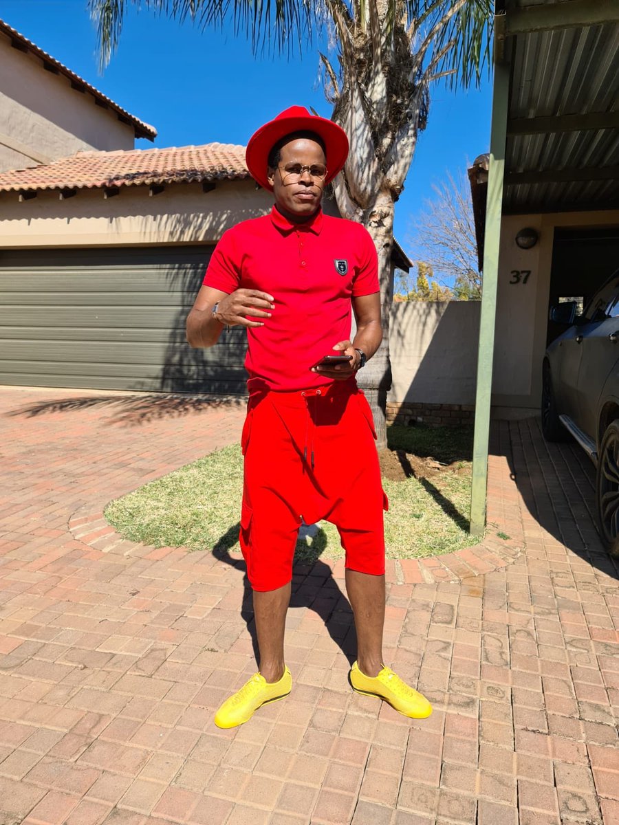 WillardKatsande's tweet image. Dont be so thirsty for opportunity that you drink from every cup handed to you. That's how you get poisoned. Boss Ya Mboka #happyfathersday