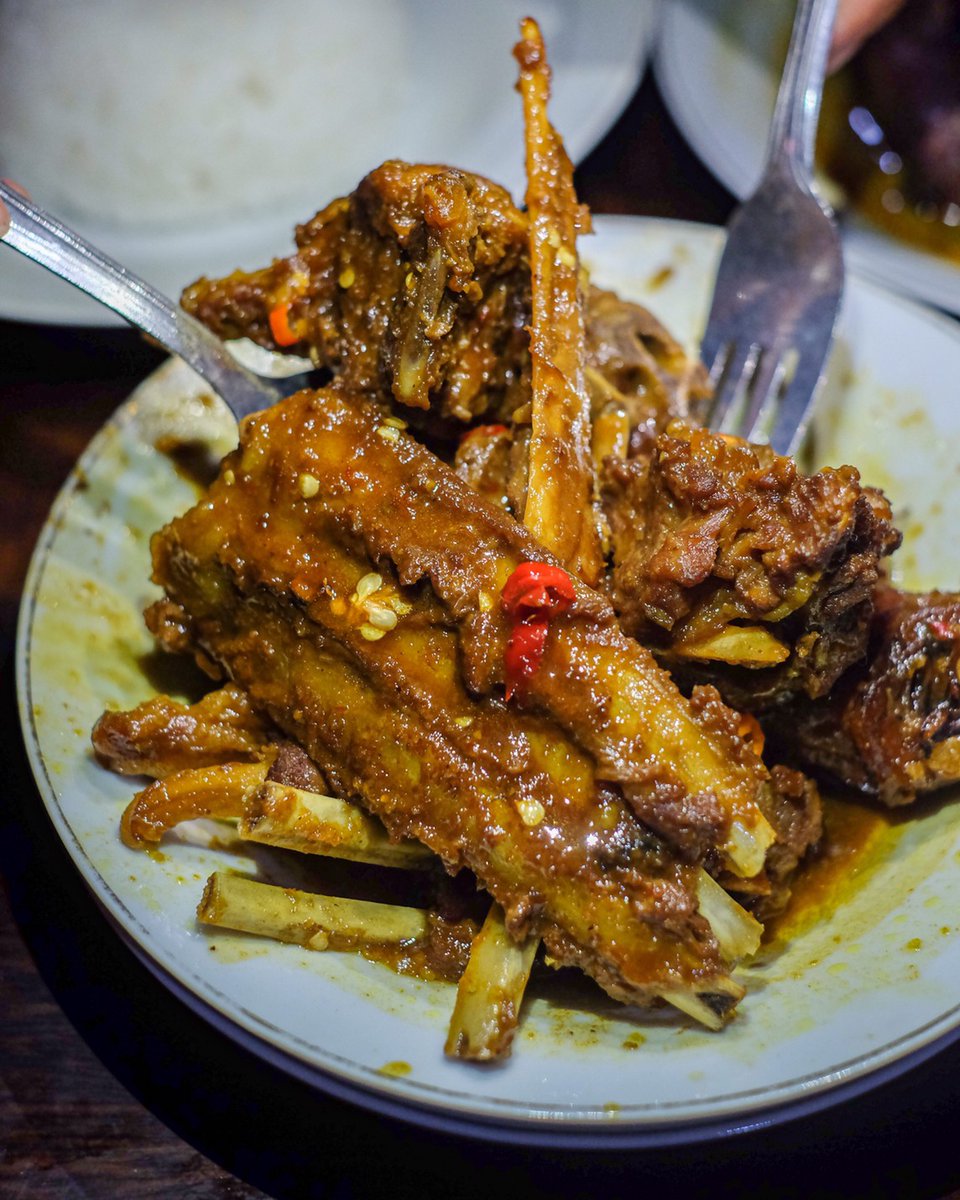javafoodie_'s tweet photo. Andalan baru, 
Sate Klatak Joglo Simpang 5 Kang Ustadzi

Seporsi 3 tusuk sate klatak. Kuah gulenya cenderung lebih kental drpd kuah gule di spot sate lain. Tapi ku tetap suka 😘

Ada menu rahasia, sate torpedo. 

Menu lainnya, ada tengkleng rica juga, wedeww! https://t.co/OZs2yw25oX