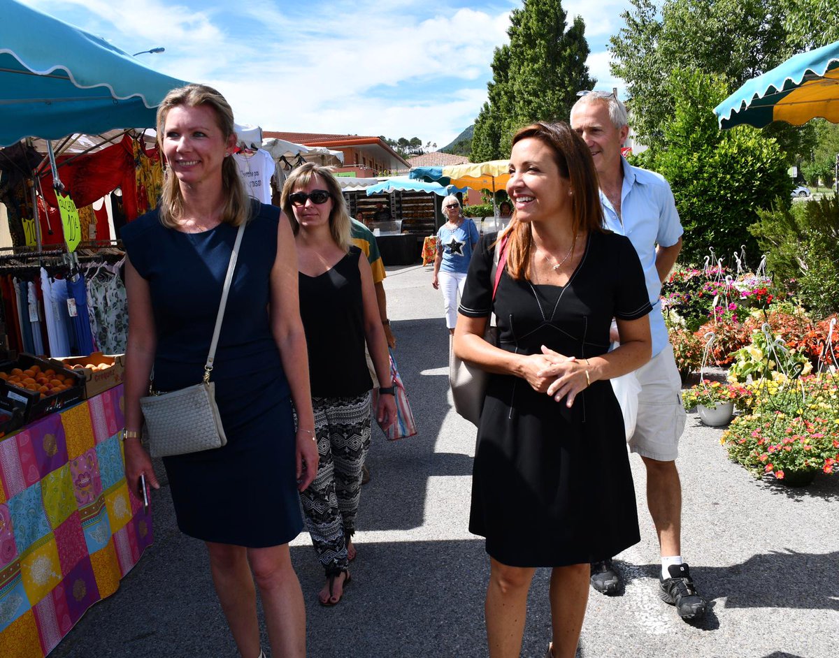 JLechanteux's tweet photo. ☀️ Je suis venue soutenir ce matin sur le marché de #Rocbaron notre candidate @JessicaHoet et son équipe.

Dimanche prochain, dans toutes les villes concernées, mobilisons-nous pour aller voter : ne nous faisons pas voler ce 2ème tour des #Municipales2020 ! https://t.co/7XzEP8YOER