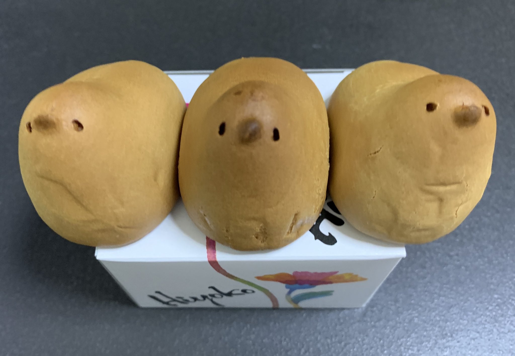 じちょー 本日の夜のデザート いつもつぶらな瞳のひよ子ですが 今日は限定の紅茶ひよ子もいらっしゃいました つぶらな瞳で見つめられると食べるのがかわいそうになる方もいらっしゃるかもしれませんが 私は頭からいただきます ワイルドな一面もあるので