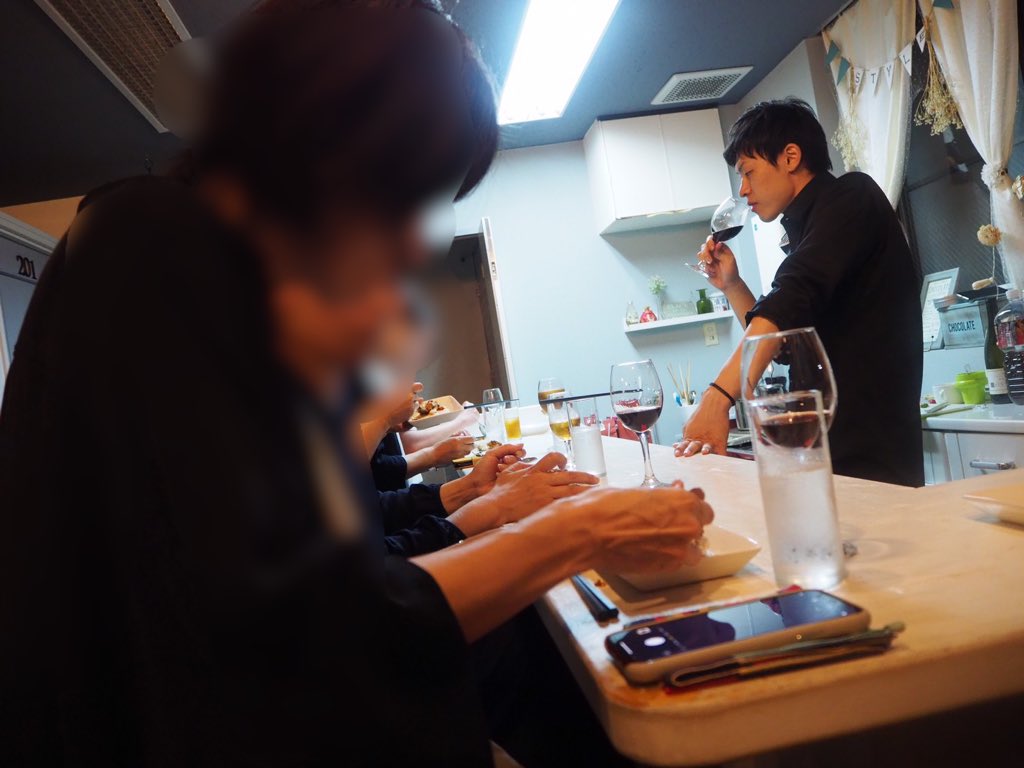 jyudi_'s tweet photo. 人生いろんな選択する上で、あれこれ考えて悩んだら、そんな時こそシンプルに。
「やりたいか、やりたくないか。」でいい。
have toよりwant to 。
一度きりの自分の人生をどうデザインするかは、いつも自分次第。
#格言 #やるかやらないか #やるかやるか #IDEBAR #バーテンダー #IDEYA #井手勇次 https://t.co/H6iKmYtU33
