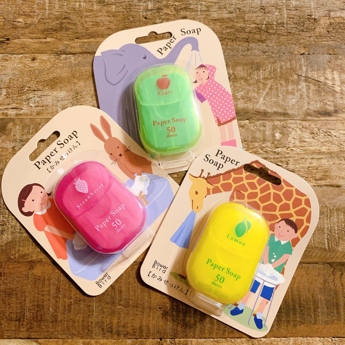 KiraMilky's tweet photo. ずっと欲しくてついに見つけて買った♡ペーパー石鹸！！！
パッケージもケースも可愛いし、香りもなんか懐かしい感じ♡お水さえあればどこでも洗えるし、普段使いバックにも防災リュックにも入れとこうっと♡泡立ちもよかったです♡おすすめ！

#papersoap #bowerbird https://t.co/T0rrKmKyO1