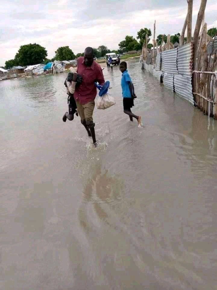 HumanitycareSSD's tweet photo. Flood displaced 20,000 people in Bor Town.

#Seriousinterventionisneeded
WhatsApp us on 0910284466, email us humanitycare.southsudan@gmail.com https://t.co/9ZadzFplnN