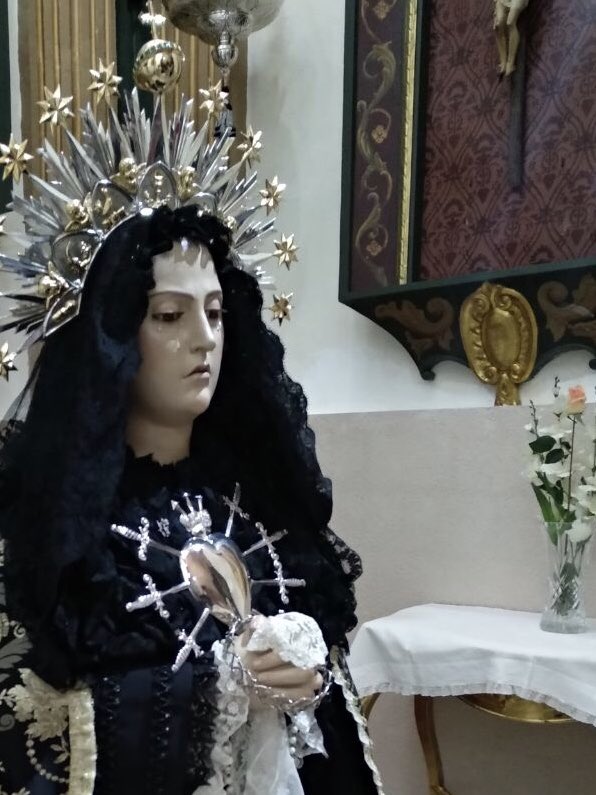 SoledadDeHellin's tweet photo. En el día de ayer, la imagen de la Santísima Virgen fue vestida de luto en memoria de los fallecidos por el Covid19. https://t.co/BoyBPTadQV