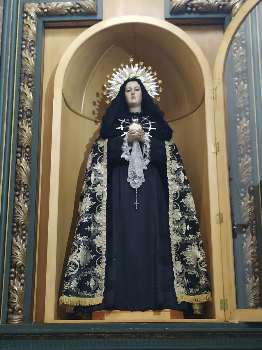 En el día de ayer, la imagen de la Santísima Virgen fue vestida de luto en memoria de los fallecidos por el Covid19.