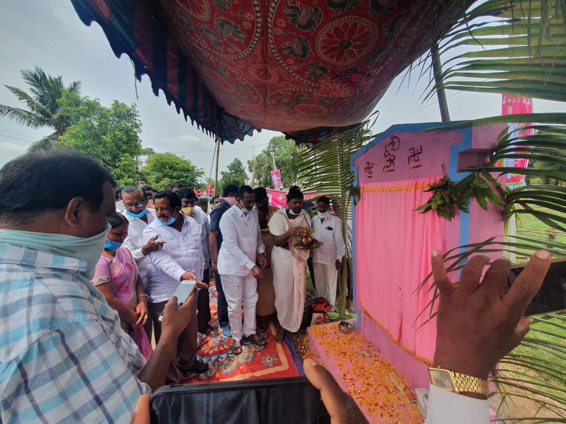 MLAVanamatrs's tweet photo. Participated in inauguration of foundation stone for BT Road from Sangam to Danthelabora of Paloncha Mandal with 147 lakhs. @TelanganaCMO @KTRTRS @DayakarRao2019 @puvvada_ajay @MPnama https://t.co/wE9XguiATj