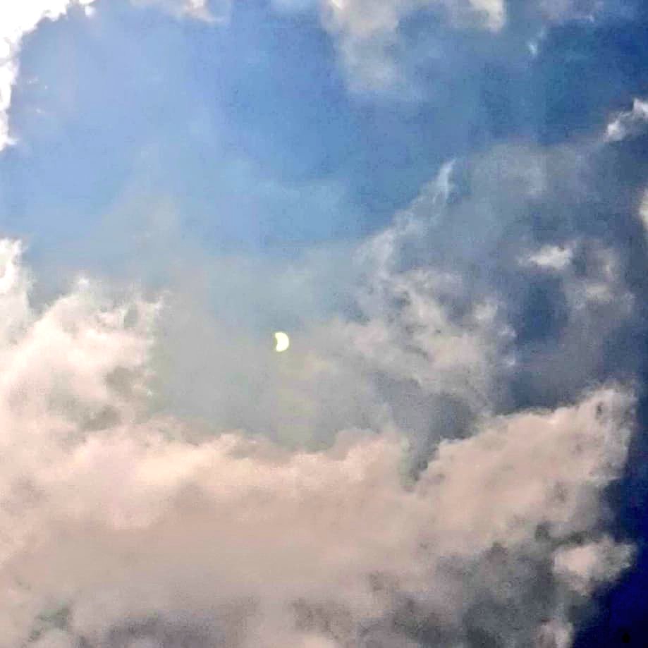 iafaqueali's tweet photo. Watching #SolarEclipse2020 From my Home
#solareclipse
#SolarEclipse2020
#Mehsi
Really Amazing seen @ Mehsi, Bihār, India https://t.co/RRs8BwM6WP