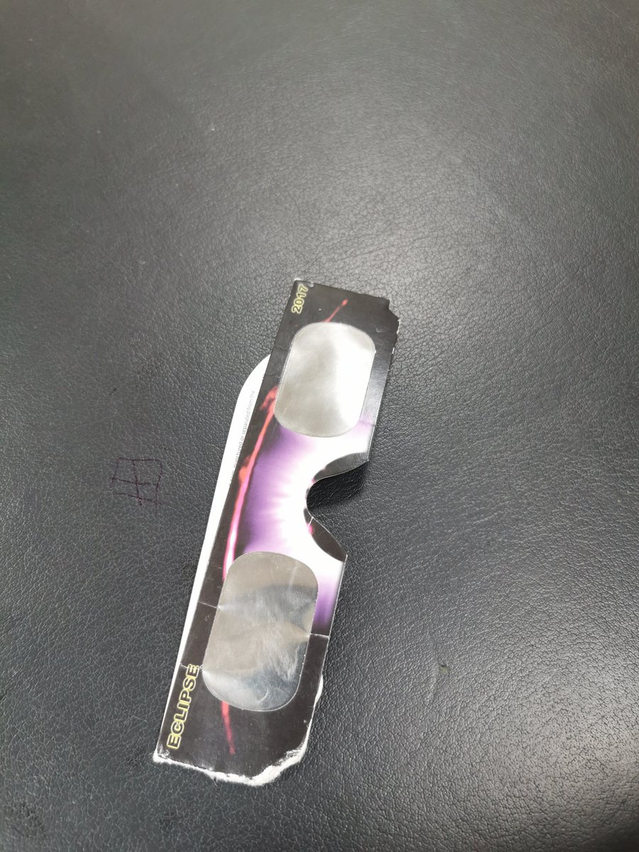 ismailalmuslahi's tweet image. النظارة التي شاهدة من خلالها #كسوف_حلقي_للشمس في الولايات المتحدة عام #EclipseSolar2017 أشاهد هذه الظاهرة بنفس النظارة في بلدي #سلطنة_عُمان فسبحان الله الخالق.
#كسوف_٢١_يونيو