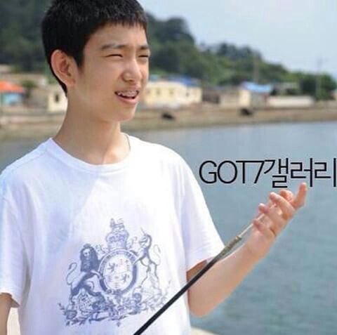 KUNPM00K's tweet photo. today i offer you jinyoung with braces #GOT7 @GOT7Official https://t.co/C4FmSVsAMD
