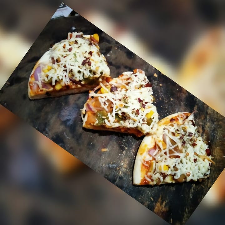 RitikaGaikwad3's tweet photo. Veggie cheese Pizza🍕🍕🍕
#pizzalover #homemadepizza #cheeseburst #veggiepizza #shubhangi_udar #ritikaskitchen https://t.co/S7xY2rSKvn