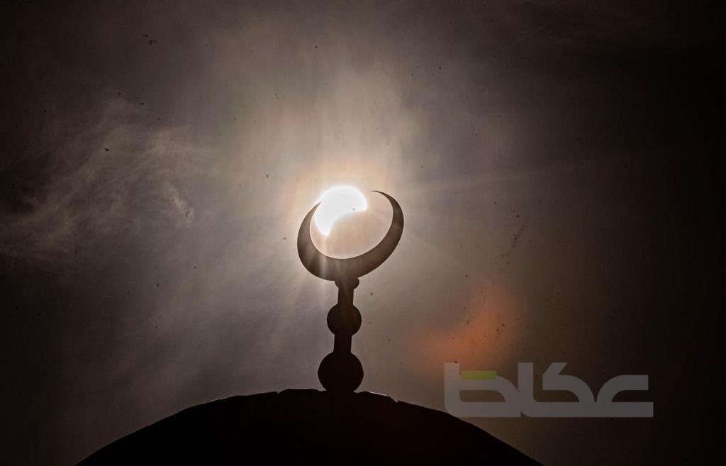 Saudi_Gazette's tweet photo. #PICTURES: Sky gazers across #SaudiArabia witness partial solar eclipse. (by @sami_bugis27) https://t.co/qxOeZvsEi0