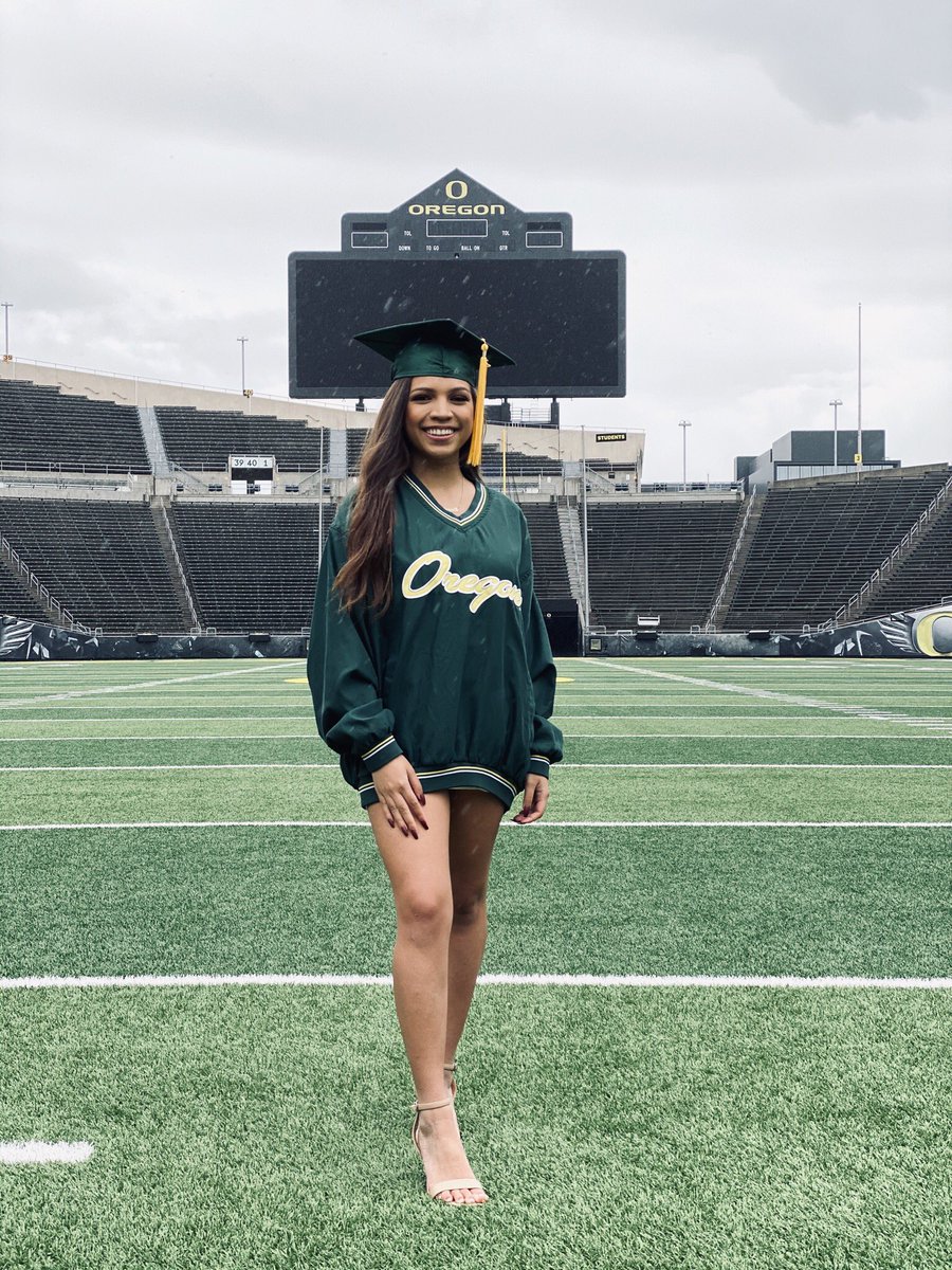 lehuamahiai's tweet photo. Kind of a big deal ๐โจ #duckgrad20 https://t.co/FAUoFBNmCg