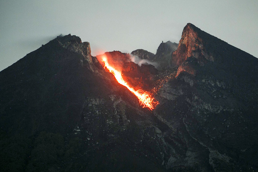 tribunephl's tweet photo. Indonesia's Mount Merapi, one of the world's most active volcanoes, erupted twice Sunday, sending clouds of grey ash 6,000 meters into the sky. The two eruptions lasted around 7 minutes. Its last major eruption in 2010 killed more than 300 people. @AFP/Antara #MtMerapi #volcano https://t.co/m1rVeg5ljC