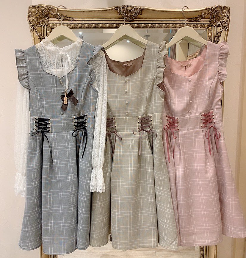 Twitter 上的 Amavel 池袋店 量産型風双子コーデ 甘めのフリルがついたブラウスに 王道のチェックワンピースでかわいい私たちに 大きなリボンモチーフの アイテムが大好き Wレースアップチェックワンピース 4 994 アマベル Amavel 双子コーデ
