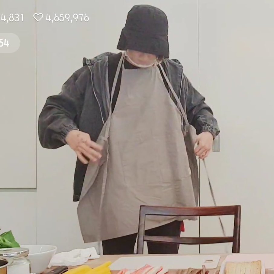 น้องกุกพูดว่า "ใครเป็นคนซักผ้ากันเปื้อน มีคนเทน้ำยาปรับผ้านุ่มที่นี่" สมแล้วที่เป็นกูรูเรื่องของการซักผ้า