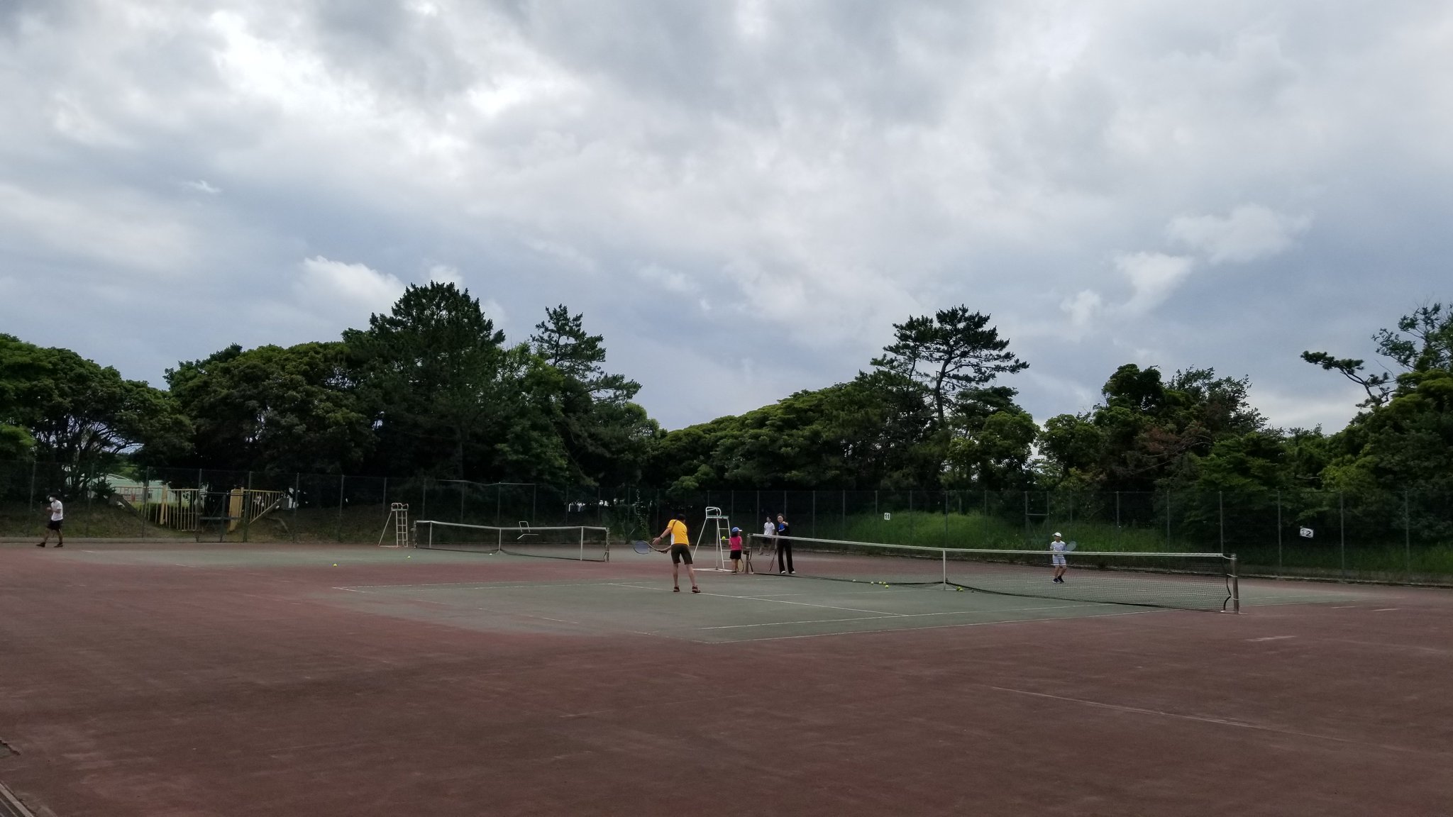 こうそ しずま 午後は 稲毛海浜公園でテニスでした 気持ちいい汗をかきました 出掛けに雨が さっと降ったが 稲毛海浜公園は 濡れてなかった こうそ しずま 午後は 稲毛海浜公園でテニスでした 気持ちいい汗をかきました 出掛けに雨が さっと降ったが 稲毛海浜公園は 濡れてなかった