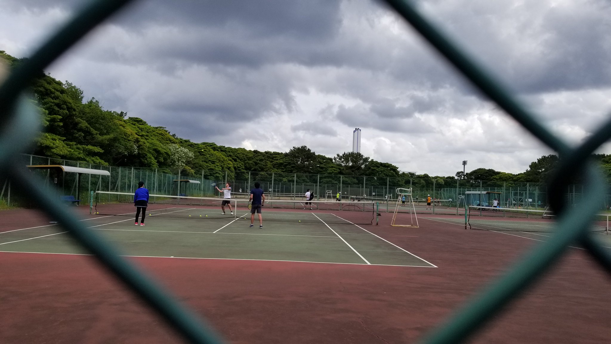 こうそ しずま 午後は 稲毛海浜公園でテニスでした 気持ちいい汗をかきました 出掛けに雨が さっと降ったが 稲毛海浜公園は 濡れてなかった こうそ しずま 午後は 稲毛海浜公園でテニスでした 気持ちいい汗をかきました 出掛けに雨が さっと降ったが 稲毛海浜公園は 濡れてなかった