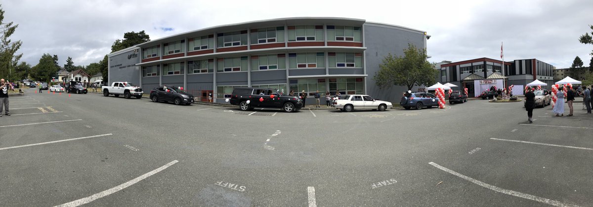 physicsfuntime's tweet photo. The pano view sure makes us look great at the social distancing! #esqgrad2020 https://t.co/AYZtBCIUul