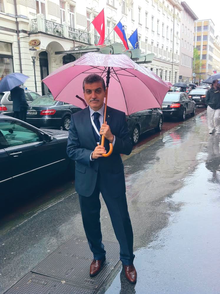 SIDKIKARACA's tweet photo. Benim Aslan babam; bize yatlar, katlar, saraylar bırakmadı.
Şerefli bir soyad, onurlu bir hayat bıraktı.

Aslan babaların babalar günü kutlu olsun...🌸🌸🌸 https://t.co/zE56tP1eJH