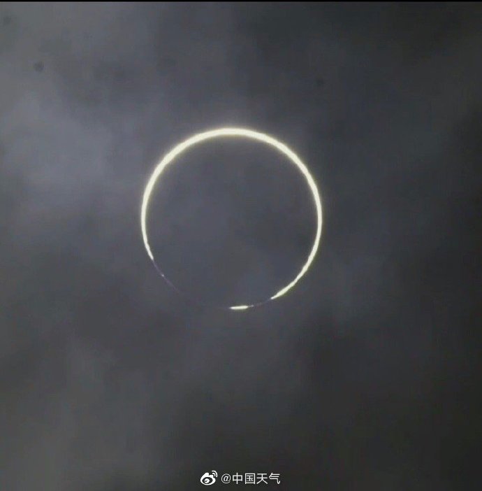 【今日奇景!金環日食】這次日環食發生在今天的14時43分至17時24分。屆時,天空中的太陽將變成一個圓環,猶如一隻“金指環”。