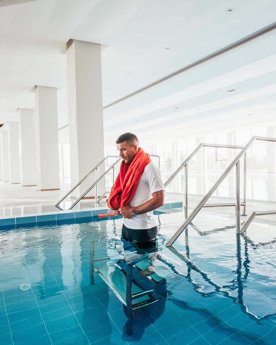 Podolski10's tweet image. Recovery 🥶 🌊 #recovery #afterpractice #lp10 @Antalyaspor