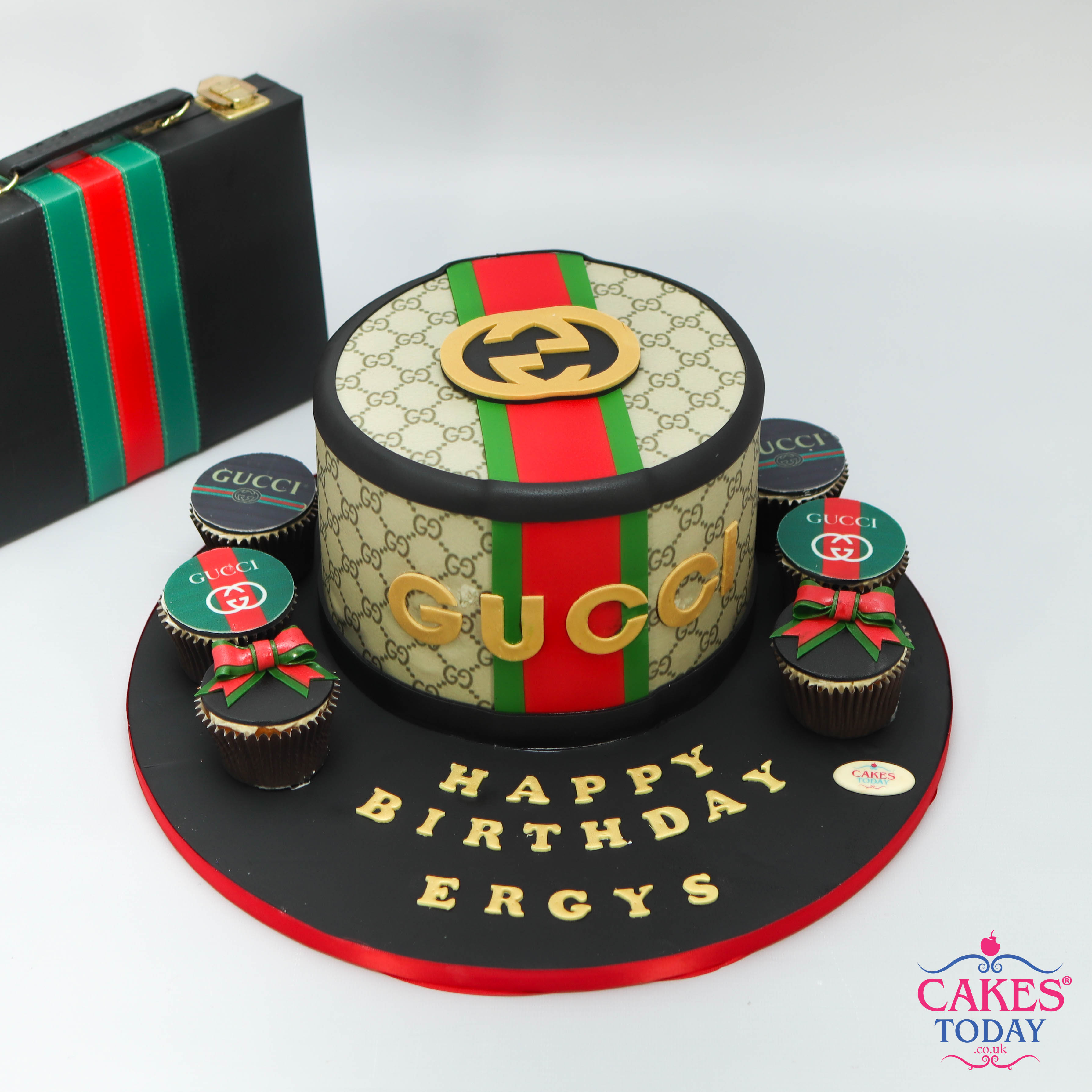 Cakes Today on X: When you don't want to cut the cake! #GucciCake 🧁🎂❤️   / X