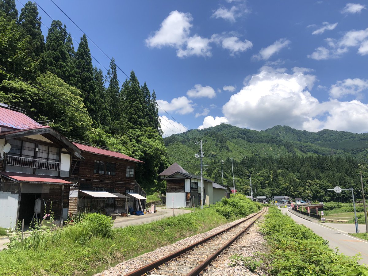 omux2's tweet photo. てか奥会津はいい風景ばっかりだったなホームだけの駅とか線路と古民家とか青い屋根だけの集落とか
あとタチアオイ道端にたくさん咲いてるのもきれいだったなー
また行こう https://t.co/B5f2oshQVJ